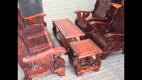 Gia đình tự tay sơn lại bàn ghế gỗ cũ, tạo không gian mới