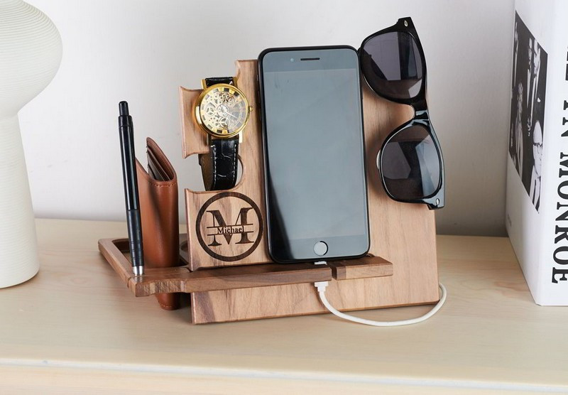 Giá đỡ điện thoại và tablet tiện lợi, giúp tối ưu không gian bàn làm việc