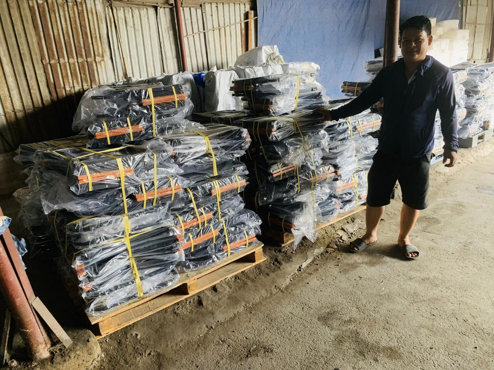 Giải pháp lưu trữ thông minh với ghế xếp cà phê