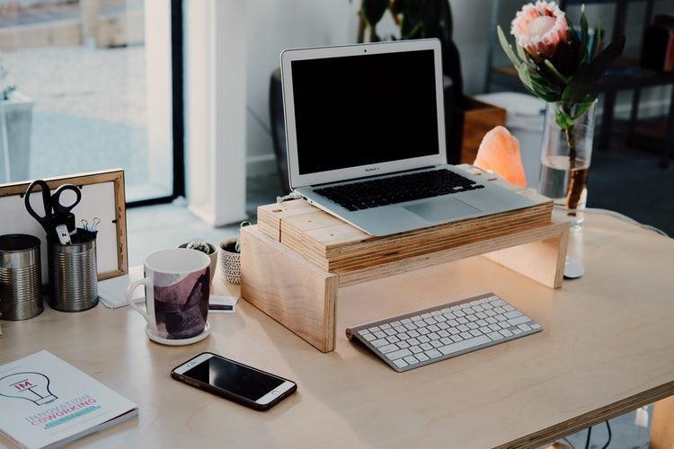 giữ bàn làm việc luôn gọn gàng và sạch sẽ