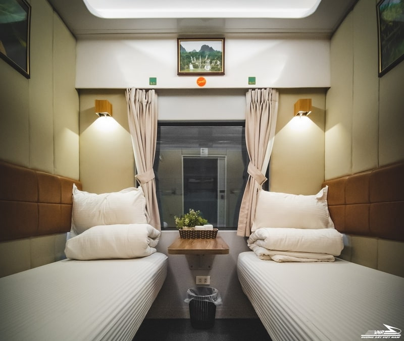 Giường nằm khoang 2 VIP trên xe lửa