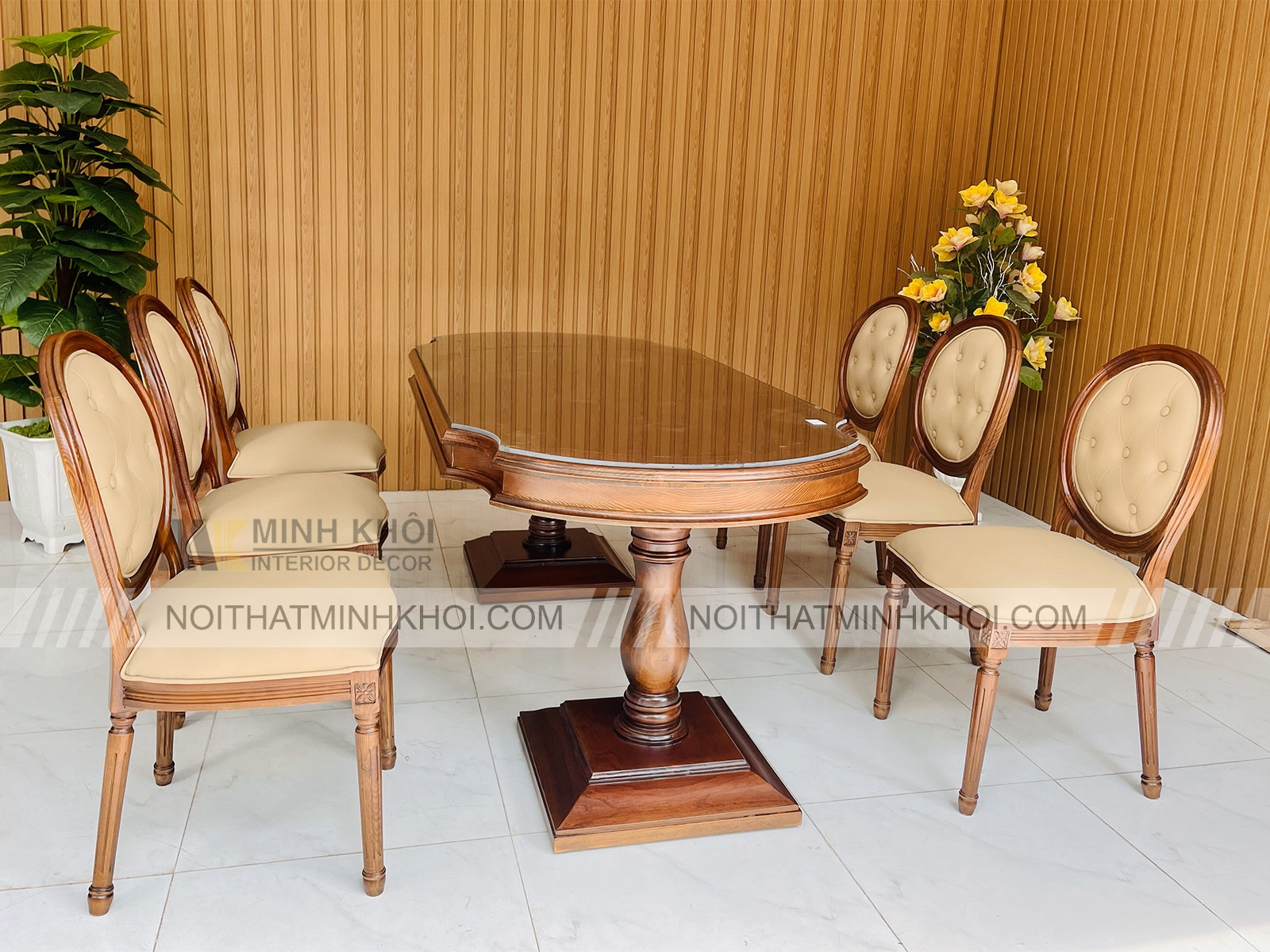 Góc cận cảnh chi tiết ghế bọc da và màu gỗ óc chó trên bàn ăn tròn bằng gỗ BA240
