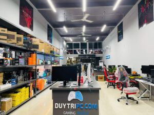 Góc làm việc gaming hiện đại với bàn tích hợp PC