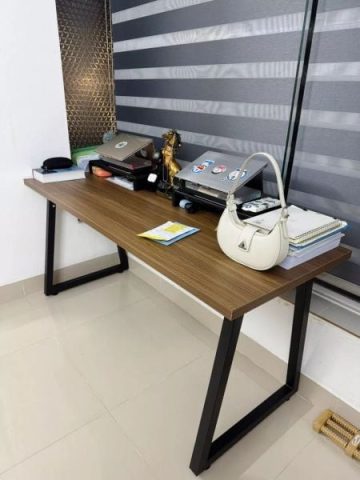 Góc làm việc gọn gàng với bàn làm việc 1m2 chân sắt và ghế xoay tại không gian văn phòng hiện đại