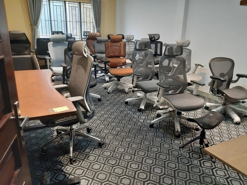 Góc làm việc hiện đại với mặt bàn làm việc gỗ tự nhiên và phụ kiện nội thất