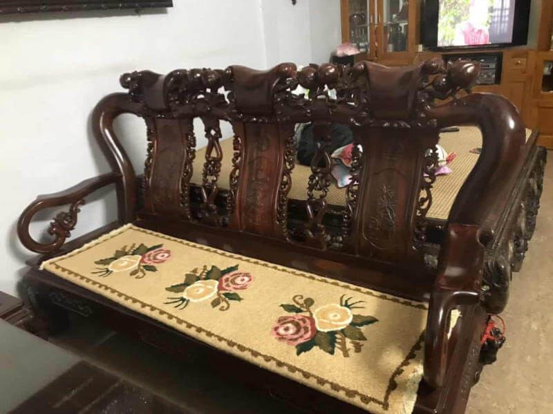 Góc nhìn cận cảnh bộ bàn ghế gỗ gụ Đồng Kỵ tay 10, thể hiện sự thanh thoát và tinh tế trong tạo hình.