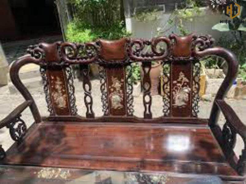 góc nhìn cận cảnh bộ bàn ghế gỗ khảm trai Quốc Triện với những đường nét mềm mại