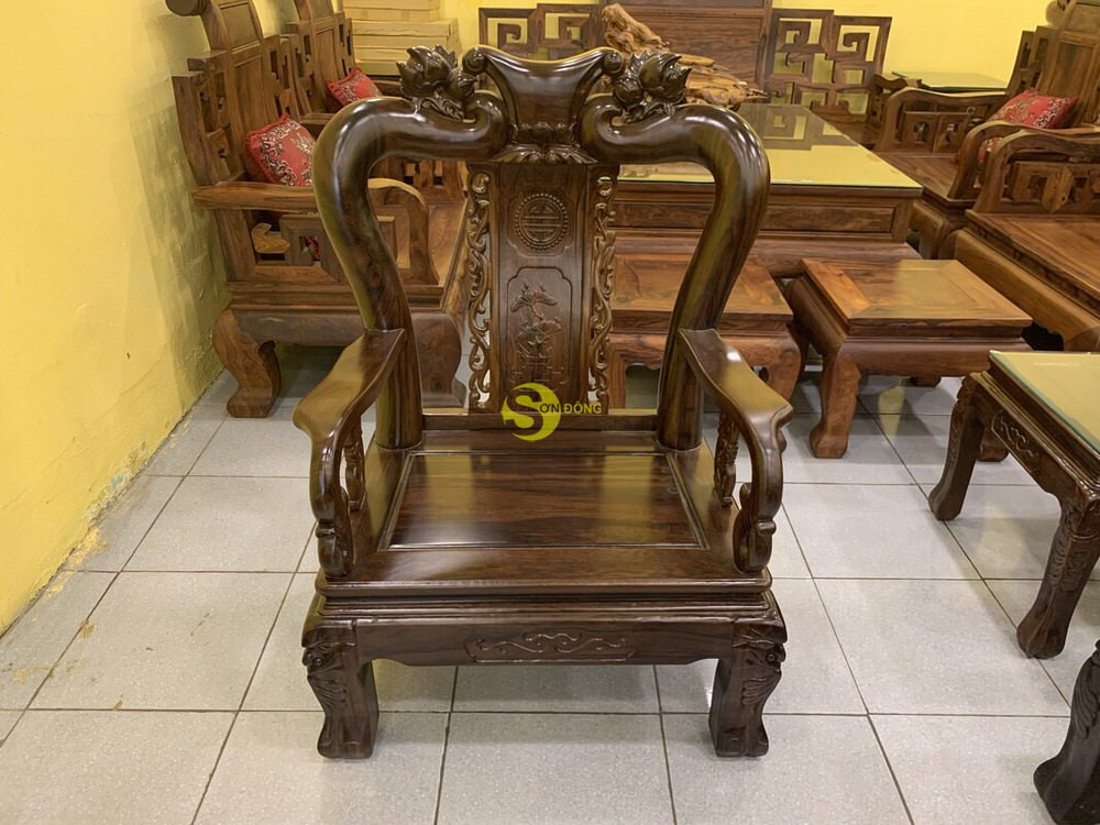 Góc nhìn khác của bộ bàn ghế gỗ chiu liu