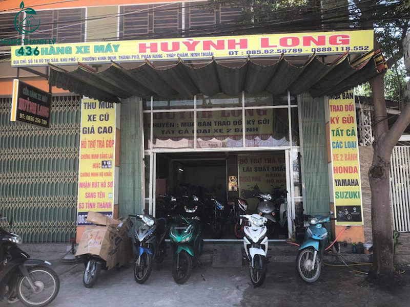 Góc trưng bày các loại bàn ghế cũ và đồ dùng gia đình tại một trung tâm thanh lý