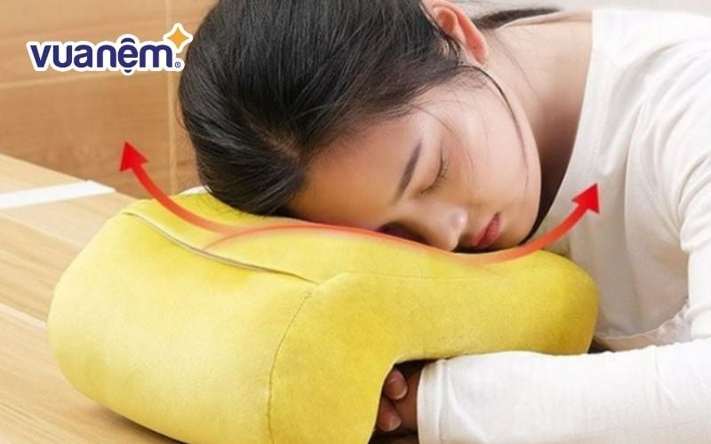 Gối tựa ghế văn phòng mang lại giấc ngủ trưa thoải mái tại văn phòng, giúp tái tạo năng lượng
