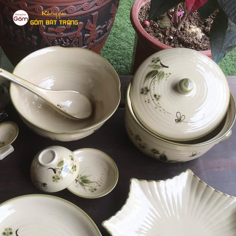 Gốm sứ Bát Tràng vẽ tay - Sự lựa chọn hoàn hảo để trang trí bàn ăn ngày Tết