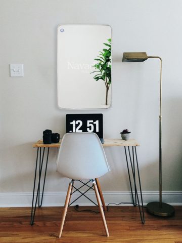 gương chiếu vào bàn làm việc