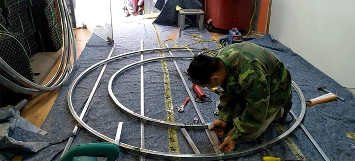 Hàn khung sắt bán nguyệt chuẩn bị thi công bàn ghế quanh gốc cây