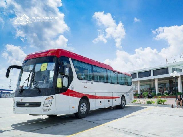 Hành khách đang lên một chiếc xe giường nằm đời mới, cửa xe rộng rãi