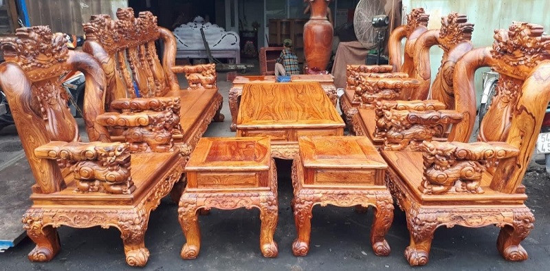 Hình ảnh bộ bàn ghế gỗ cẩm lai đục nghê tay 18 sang trọng, phù hợp không gian phòng khách