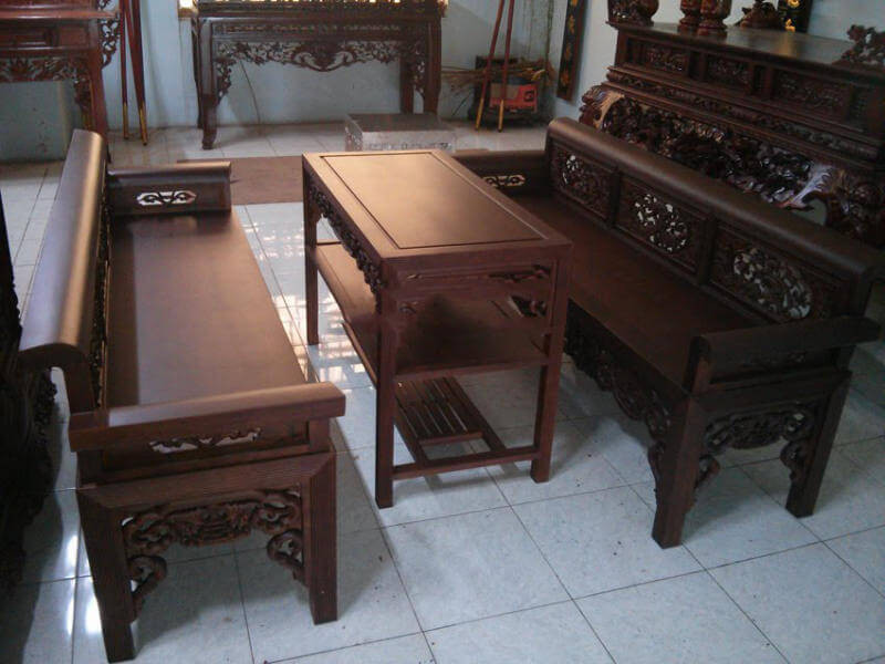 Hình ảnh bộ trường kỷ gỗ gụ Đồng Kỵ, gợi nhớ về không gian sinh hoạt ấm cúng của gia đình Việt xưa.