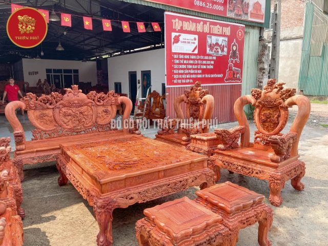 Hình ảnh chi tiết về vân gỗ và màu sắc tự nhiên của gỗ hương dùng cho nội thất