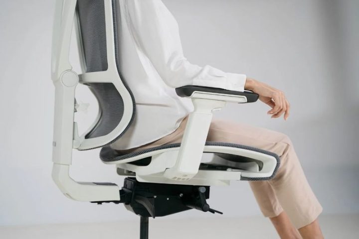 Hình ảnh ghế công thái học với thiết kế lưng lưới hiện đại, hỗ trợ bảo vệ cột sống và duy trì tư thế ngồi đúng chuẩn, là lựa chọn lý tưởng trong phân khúc ghế công thái học 2 triệu.