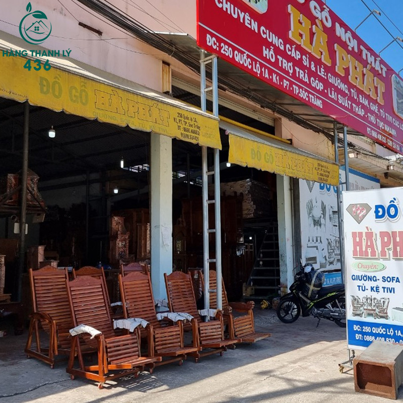 Hình ảnh một góc cửa hàng Đồ Gỗ Hà Phát trưng bày các mẫu bàn ghế cũ Sóc Trăng