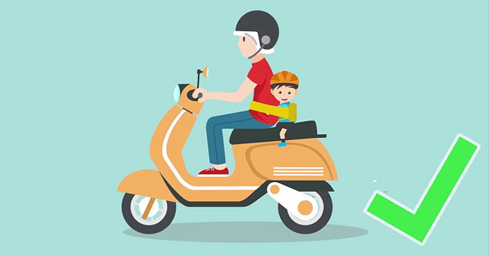 Hình ảnh một nhóm trẻ em học sinh tiểu học đang tham gia một hoạt động về an toàn giao thông, có thể là một buổi diễn kịch hoặc hội thi, cho thấy sự tương tác và hứng thú của các em với chủ đề này.