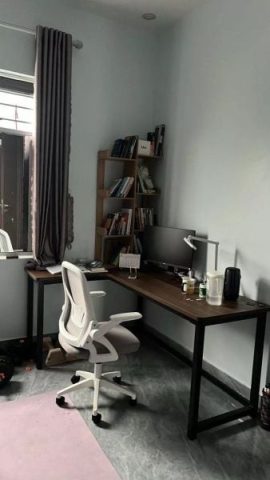 Hình ảnh thực tế bàn làm việc chữ L hiện đại màu gỗ sẫm trong không gian văn phòng tối giản