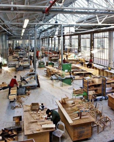 Hình ảnh xưởng sản xuất đang đóng bàn gỗ theo yêu cầu