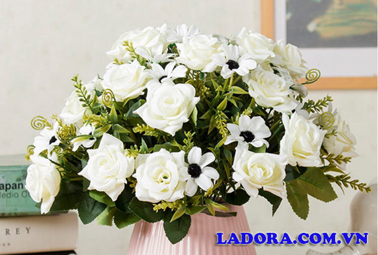 Hoa hồng lụa trắng tinh khôi trang trí cho bàn trà hiện đại