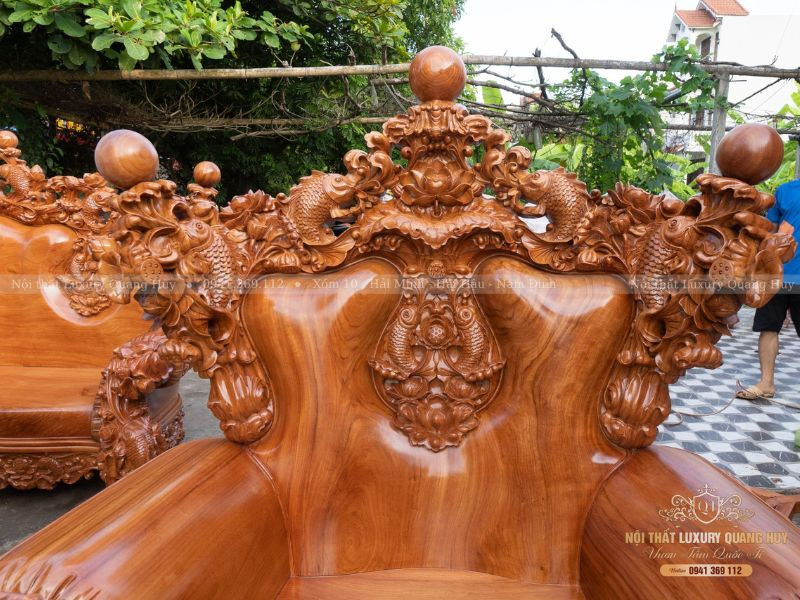 Họa tiết cá chép vượt long môn được chạm khắc tỉ mỉ trên bộ bàn ghế gỗ gõ đỏ