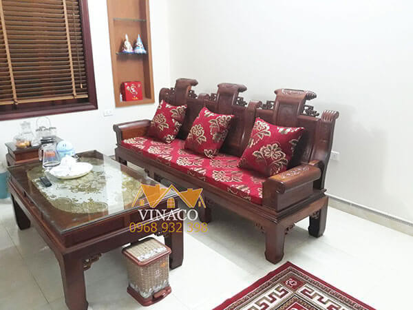 Hoa văn đỏ tươi tắn, phù hợp với dịp lễ Tết cưới hỏi