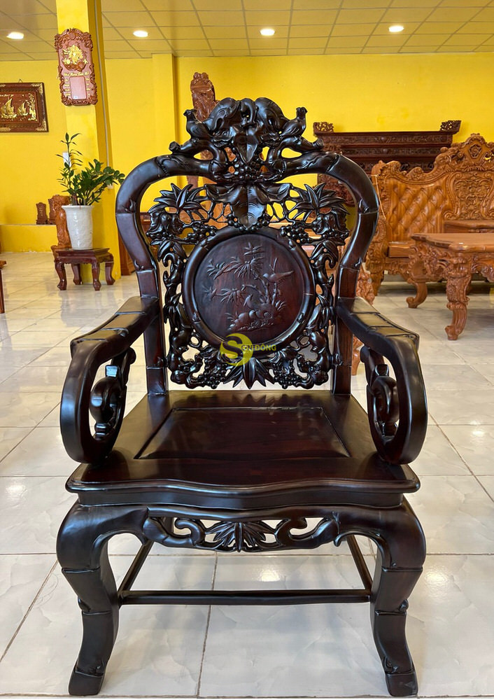 Hoa văn lá trúc và chim trên yếm bàn gỗ trắc