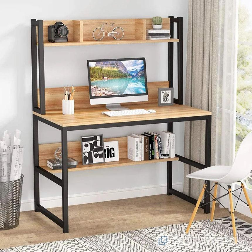 Học sinh cấp 3 ngồi học tập trung tại bàn học của mình.