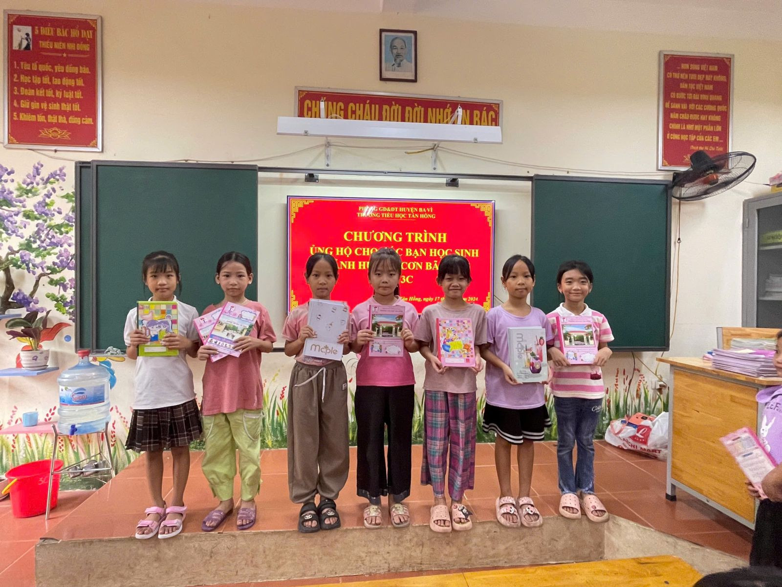 Học sinh lớp 3C tham gia hoạt động quyên góp
