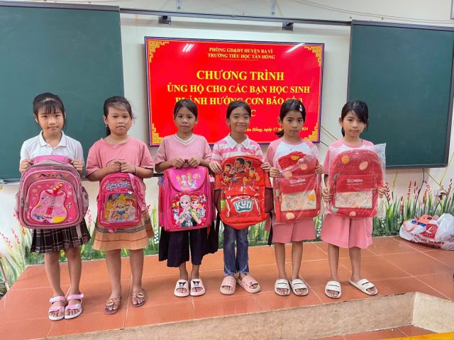 Học sinh quyên góp tiền ủng hộ đồng bào lũ lụt