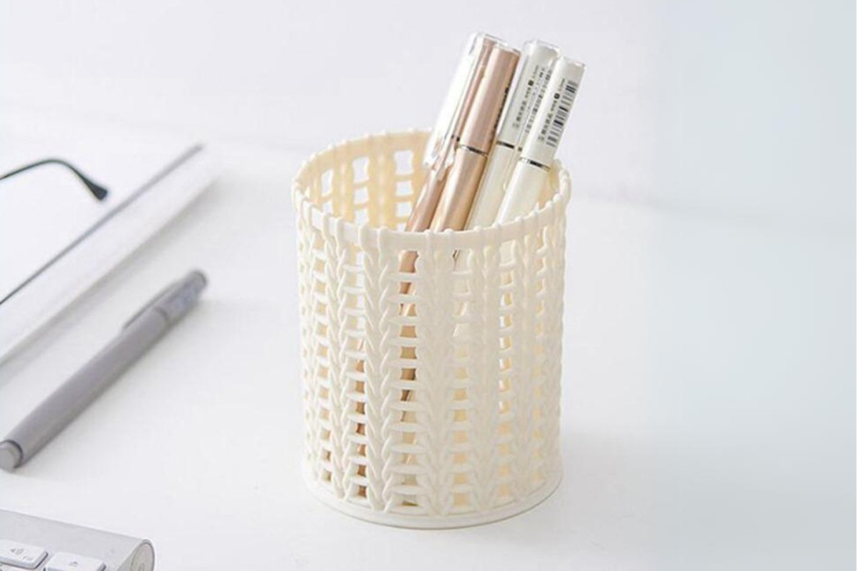 Hộp bút nhựa để bàn làm việc