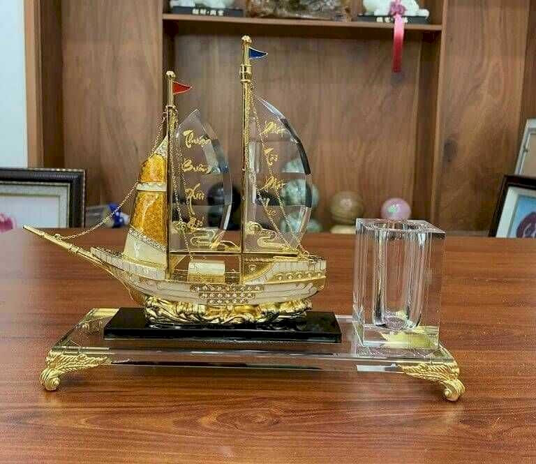 Hộp bút phong thủy với thiết kế tinh xảo, thể hiện quyền uy