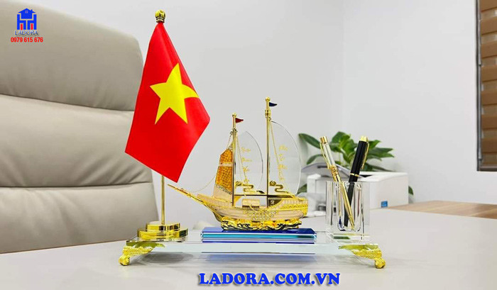 Hộp bút thuyền buồm mang đến may mắn và tài lộc cho bàn làm việc tuổi Tân Dậu