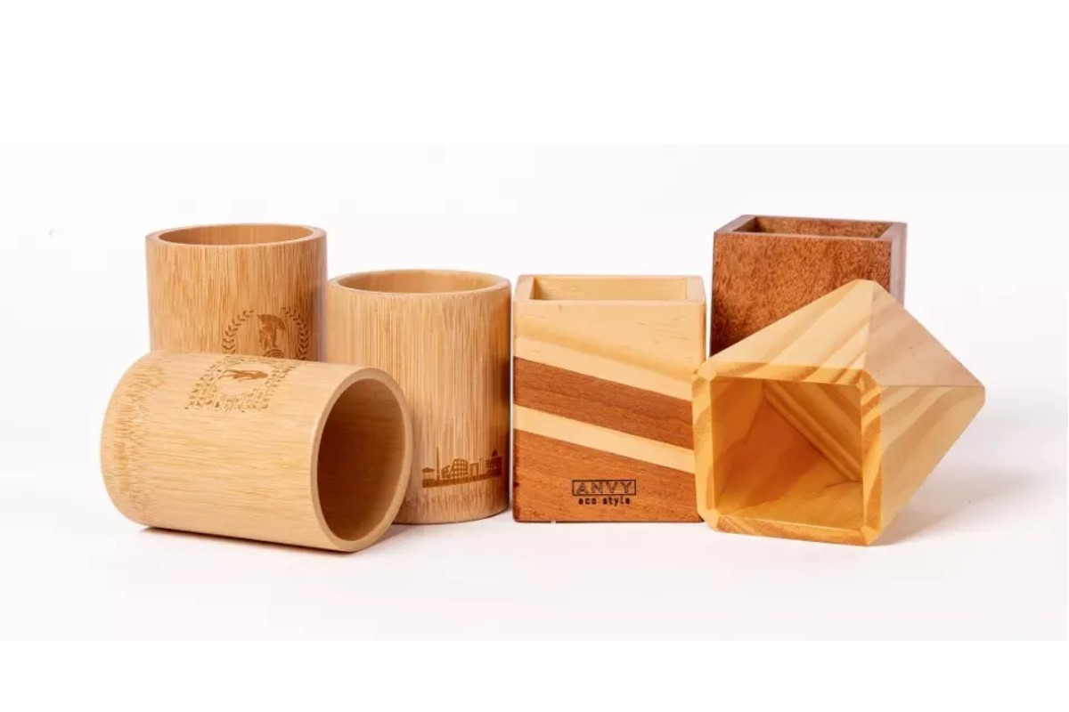Hộp đựng bút trên bàn làm việc bằng gỗ