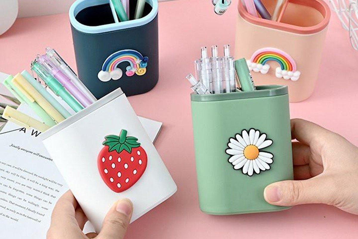 Hộp đựng bút trên bàn làm việc bằng nhựa