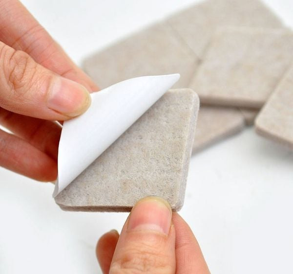Hướng dẫn dán miếng cao su lót chân ghế đơn giản lên bề mặt