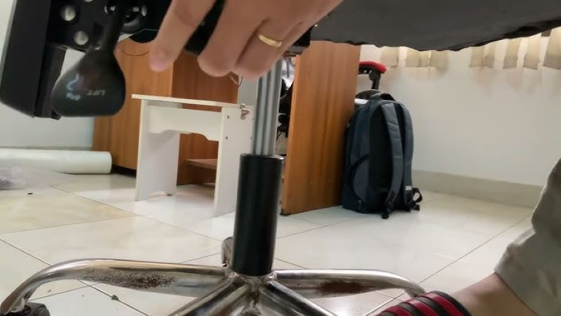 Hướng dẫn lắp ráp lại các thành phần của ghế văn phòng, đảm bảo đúng vị trí và độ chắc chắn