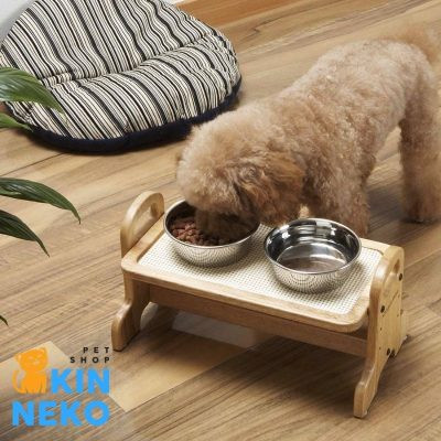 Kệ gỗ cho bữa ăn của chó mèo với bát inox sáng bóng