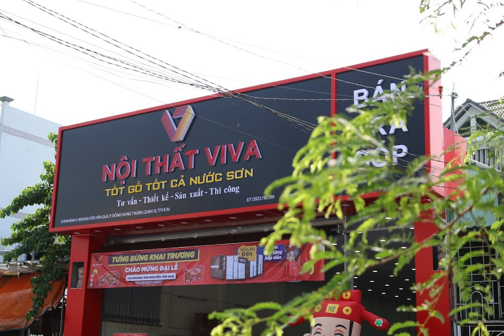 Khách hàng đang xem xét các mẫu bộ bàn ăn 10 ghế gỗ xoan đào tại showroom nội thất.