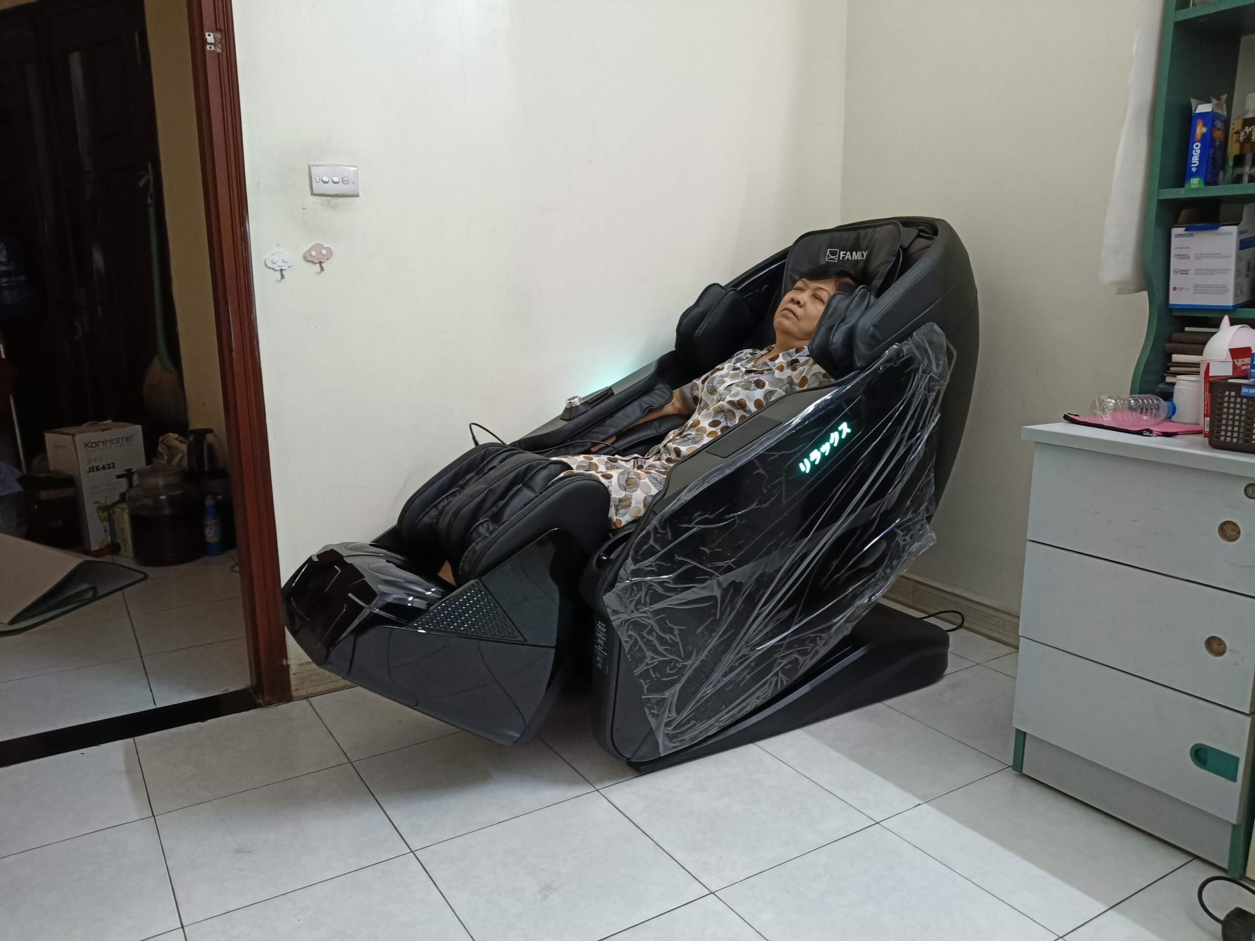 Khách hàng trải nghiệm dùng thử ghế massage Tokuyo tại nhà ở Hà Nội