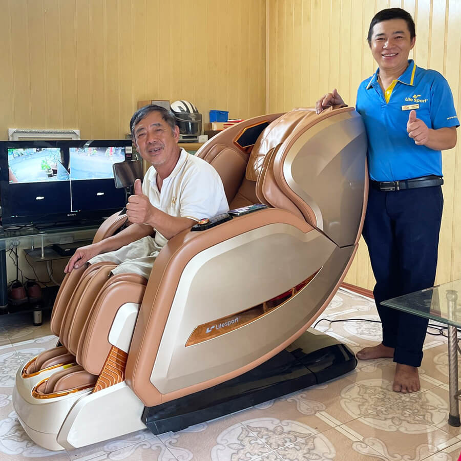 Khách hàng trải nghiệm ghế ngồi massage tại Nội thất Thanh Minh
