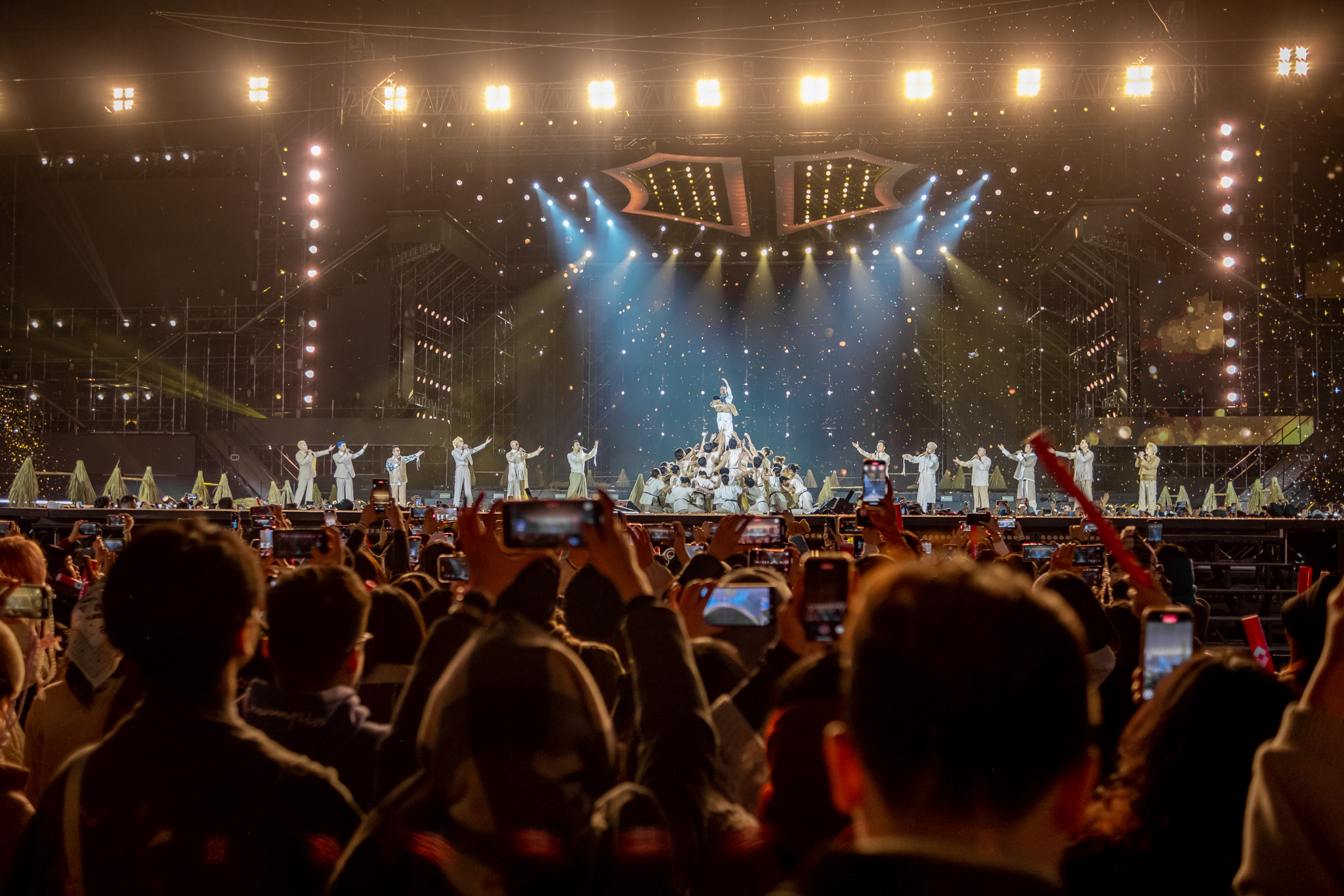 Khán giả đông đảo trải nghiệm không gian âm nhạc sôi động tại concert Anh trai vượt ngàn chông gai