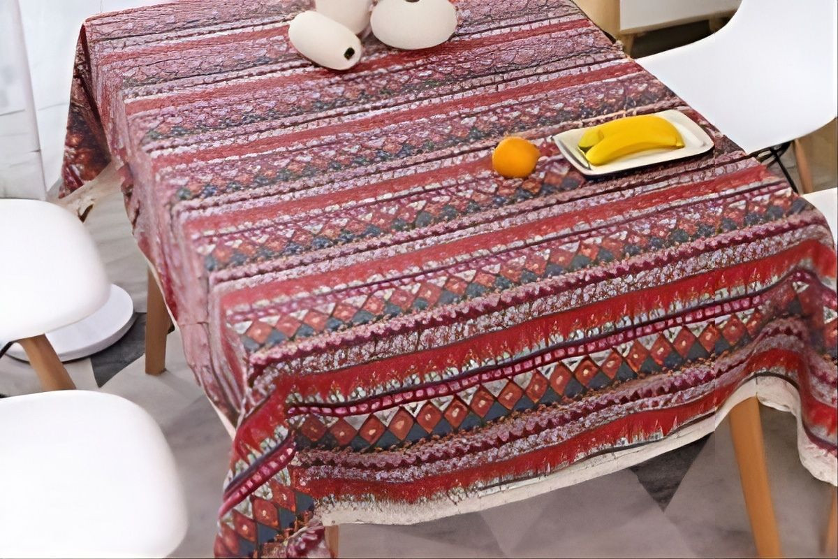 Khăn trải bàn họa tiết gấm dưới kính trên bàn gỗ tối màu