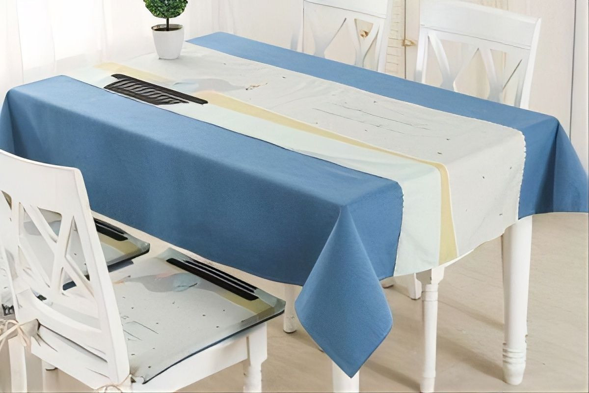 Khăn trải bàn họa tiết xanh đậm với hoa văn phương Đông, phù hợp cho bàn gỗ dưới kính