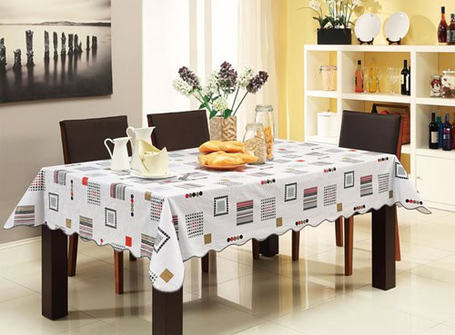 Khăn trải bàn với họa tiết độc đáo, là điểm nhấn ấn tượng cho cách trang trí bàn ăn hiện đại.