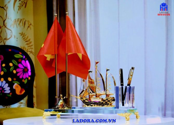 Khay bút hình thuyền buồm "thuận buồm xuôi gió", một trong những đồ trang trí bàn làm việc đẹp mang ý nghĩa phong thủy tốt lành.