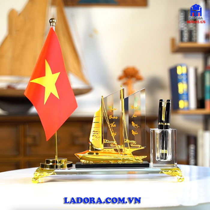 Khay đựng bút hình thuyền buồm tinh xảo, một lựa chọn tuyệt vời từ các shop đồ trang trí bàn làm việc để cầu may mắn.